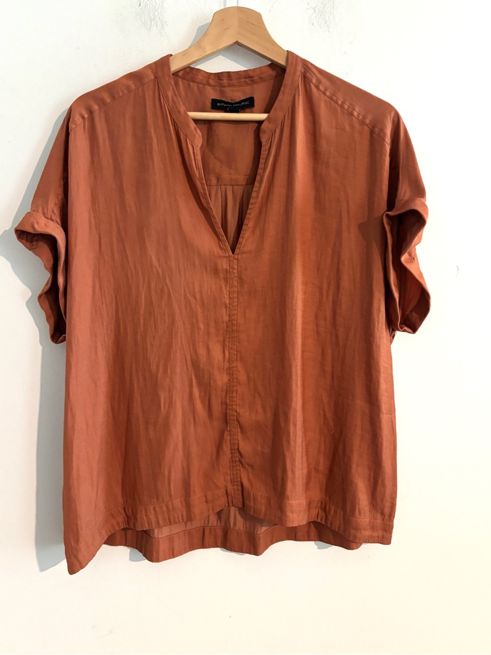 Banana Republic Size M Mango Rust V-Neck Short Sleeve Flowy Top